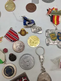 Lot diverse pins og medaljer
