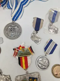 Lot diverse pins og medaljer