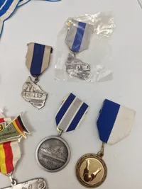 Lot diverse pins og medaljer