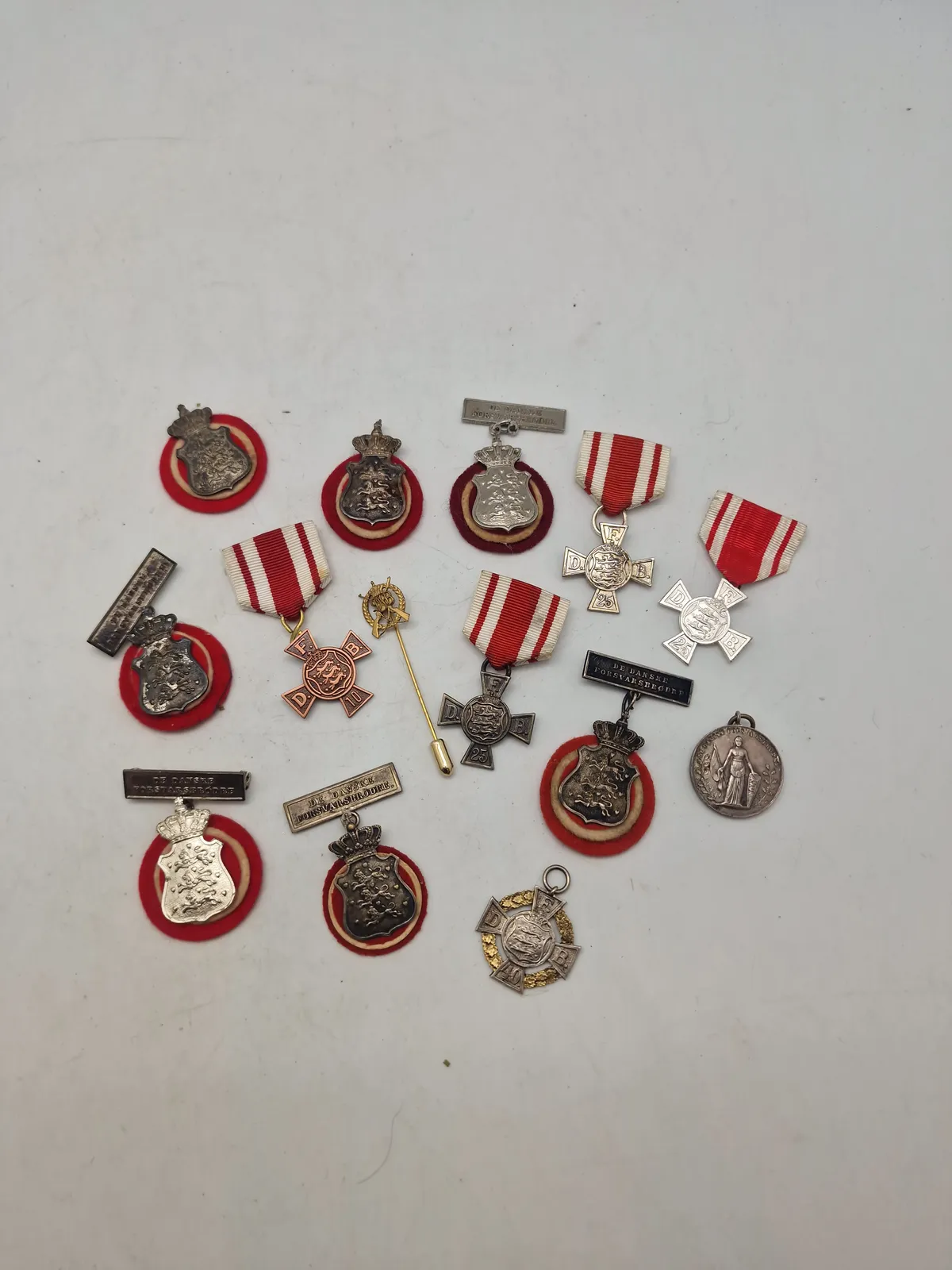 Lot diverse pins og nåle fra De Danske Forsvarsbrødre
