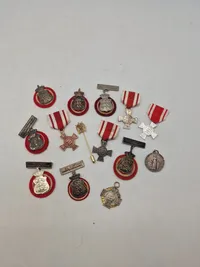 Lot diverse pins og nåle fra De Danske Forsvarsbrødre
