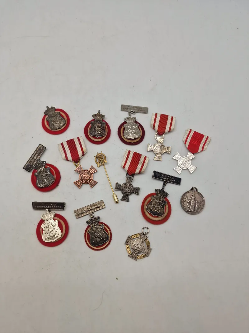 Lot diverse pins og nåle fra De Danske Forsvarsbrødre