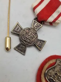 Lot diverse pins og nåle fra De Danske Forsvarsbrødre