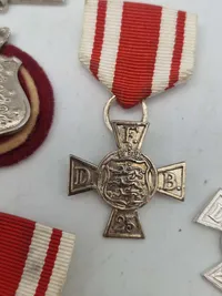 Lot diverse pins og nåle fra De Danske Forsvarsbrødre