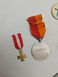 Lot diverse pins og nåle