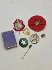 Lot diverse pins og nåle
