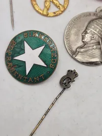 Lot diverse pins og nåle