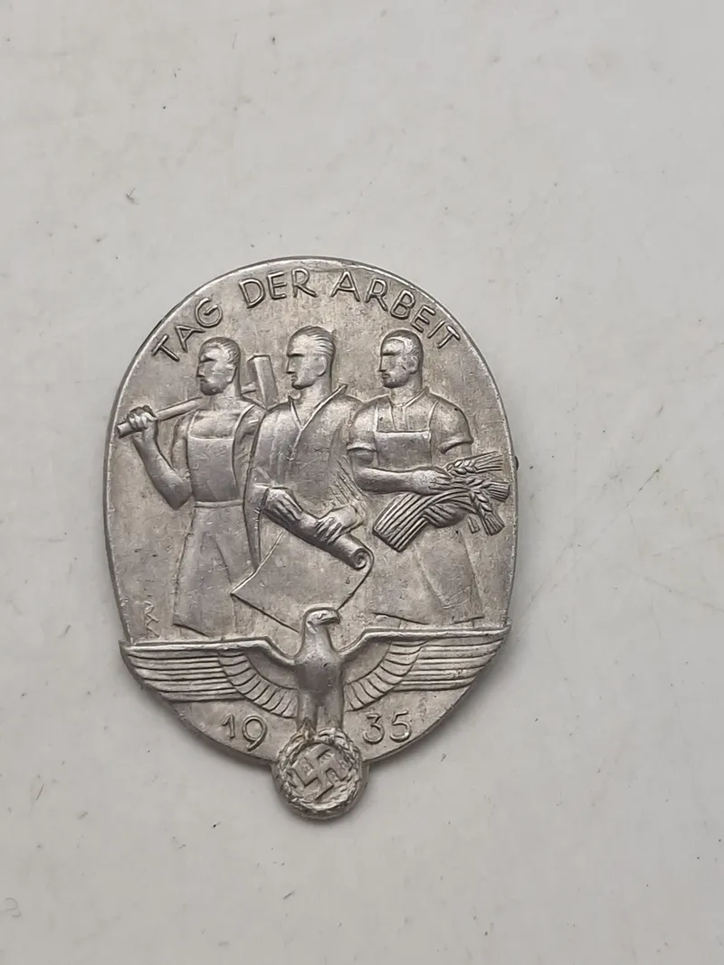 Original Tag Der Arbeit pin - ww2