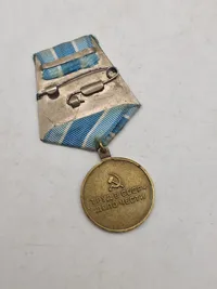Medaljen "For genoprettelsen af den sorte metallurgis virksomheder i Syd"