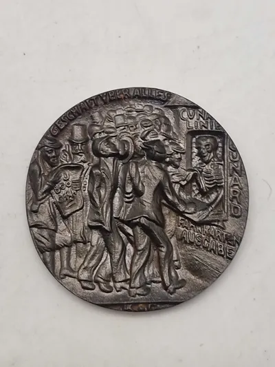 Original Lusitania-medaljon, som er en mindemedalje, der oprindeligt blev fremstillet i Tyskland i forbindelse med sænkningen af passagerskibet RMS Lusitania under Første Verdenskrig.