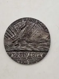 Original Lusitania-medaljon, som er en mindemedalje, der oprindeligt blev fremstillet i Tyskland i forbindelse med sænkningen af passagerskibet RMS Lusitania under Første Verdenskrig.