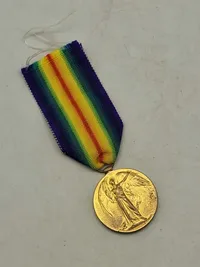 Original Victory Medal, også kendt som Inter-Allied Victory Medal, som blev uddelt til soldater og andre fra de allierede lande, der gjorde tjeneste under Første Verdenskrig