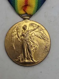 Original Victory Medal, også kendt som Inter-Allied Victory Medal, som blev uddelt til soldater og andre fra de allierede lande, der gjorde tjeneste under Første Verdenskrig