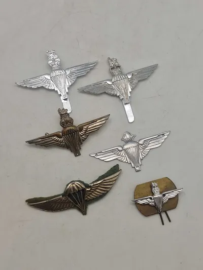 Lot originale britiske faldskærmsvinger mm.