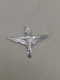 Lot originale britiske faldskærmsvinger mm.