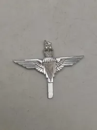 Lot originale britiske faldskærmsvinger mm.