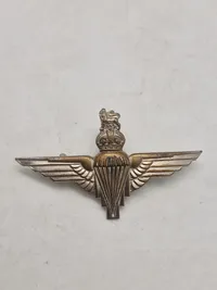 Lot originale britiske faldskærmsvinger mm.