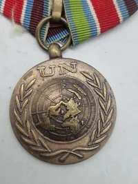 Original FN-medalje, som er en international dekoration tildelt af De Forenede Nationer (FN) til militært og politimæssigt personale, der har deltaget i FN-operationer.