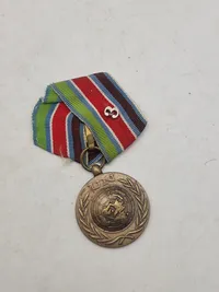 Original FN-medalje, som er en international dekoration tildelt af De Forenede Nationer (FN) til militært og politimæssigt personale, der har deltaget i FN-operationer.