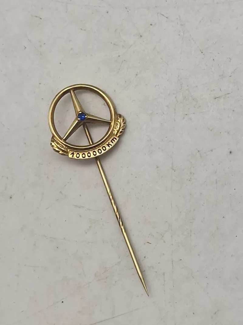 Mercedes pin 14 karat guld og safir for 1.000.000 Km