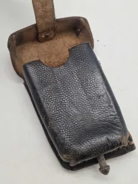Original tysk K98 patrontaske, skåret og anvendt af modstandsbevægelsen