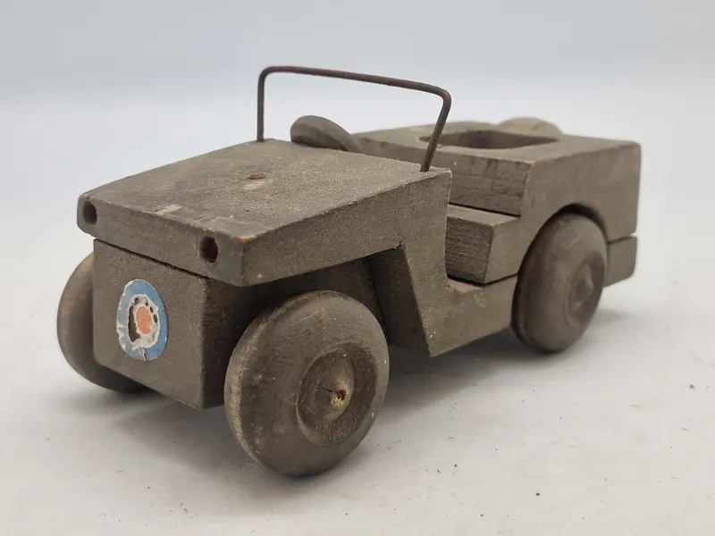 Original træ legetøjs bil lavet som Willys Jeep lige efter WW2