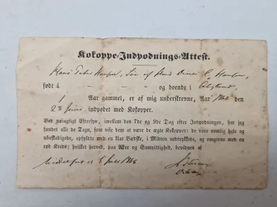 Original "Kokoppe-Indpodnings-Attest" (koppeindpodningsattest) fra 1866, som bevidner, at Mari Jeter Hansen er blevet podet med kokopper den 28. juni 1866.