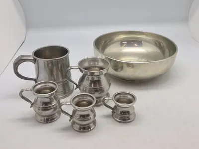 Samling tin målebægre og skål