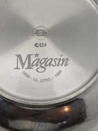 Samling tin målebægre og skål