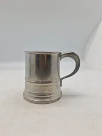 Samling tin målebægre og skål