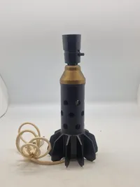 Lampe lavet af halen fra mortergranat