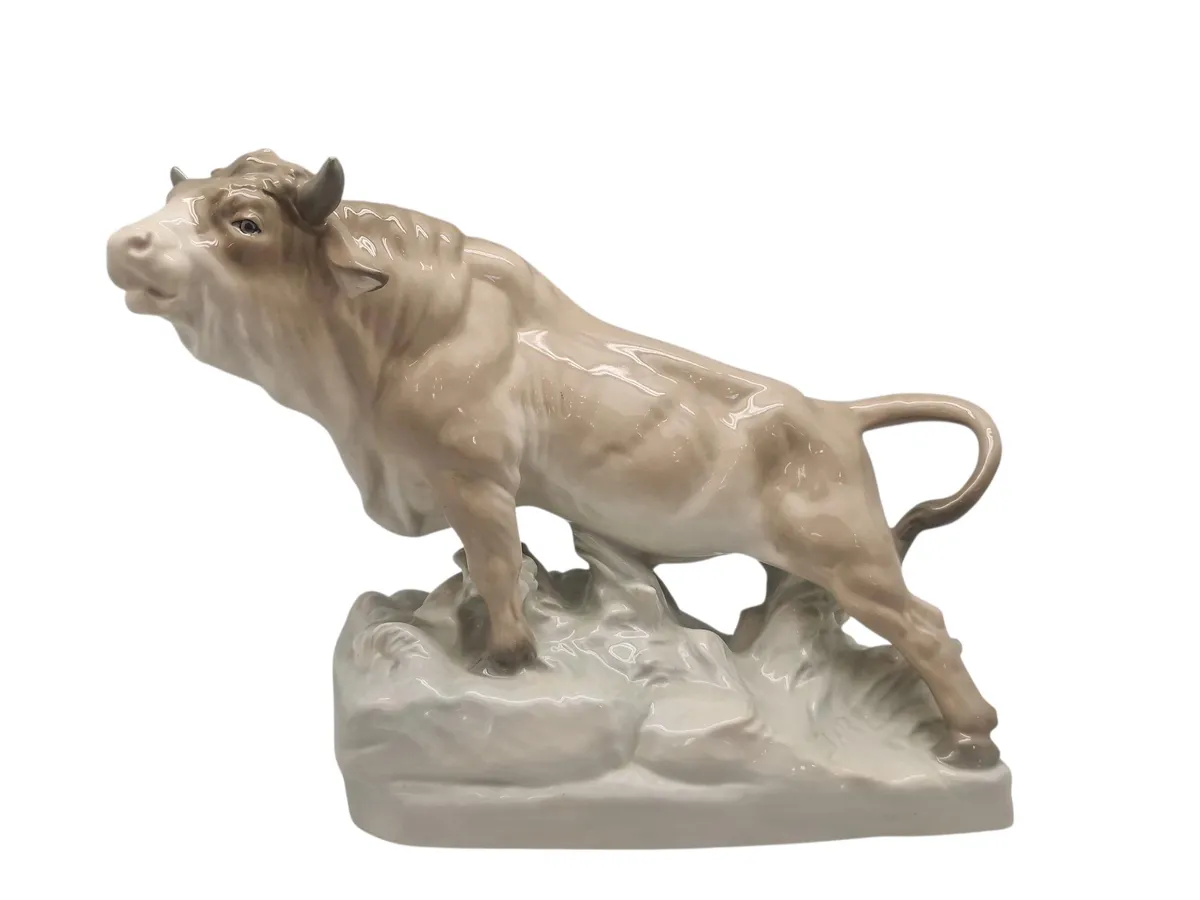Sjælden stor porcelæns tyr (Amphora Werke Riessner, 1919-1945