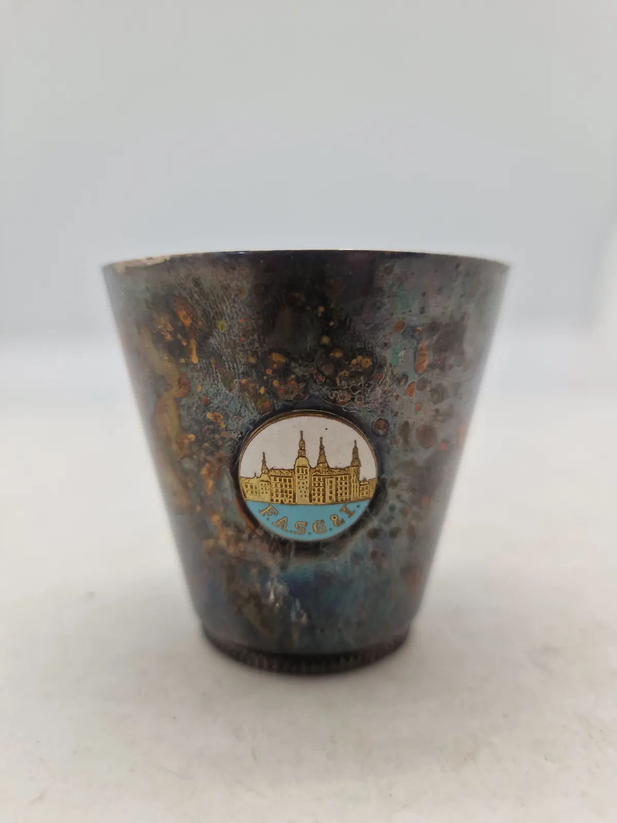 Bæger i nysølv med emaljeret emblem