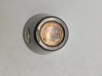 Bæger i nysølv med emaljeret emblem