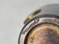 Bæger i nysølv med emaljeret emblem