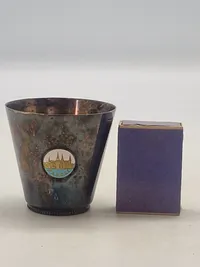 Bæger i nysølv med emaljeret emblem