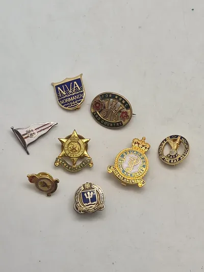 Samling diverse veteran pins og træf pins