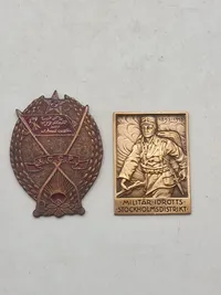 Den Røde Fane-orden & mindeplade fra "Militär-Idrotts Stockholmsdistrikt" (Militær Idræt Stockholmsdistrikt) med årstallene 1893-1918 indgraveret