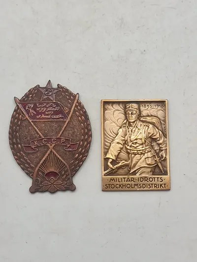 Den Røde Fane-orden & mindeplade fra "Militär-Idrotts Stockholmsdistrikt" (Militær Idræt Stockholmsdistrikt) med årstallene 1893-1918 indgraveret