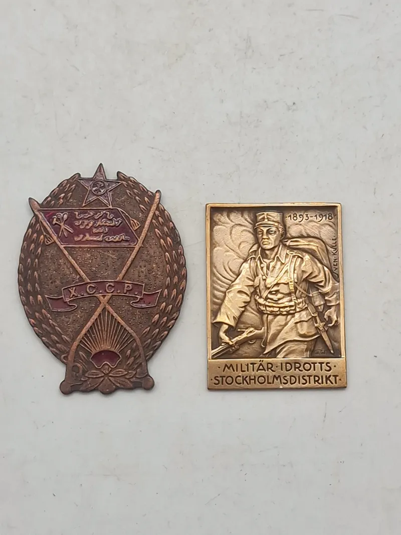 Den Røde Fane-orden & mindeplade fra "Militär-Idrotts Stockholmsdistrikt" (Militær Idræt Stockholmsdistrikt) med årstallene 1893-1918 indgraveret