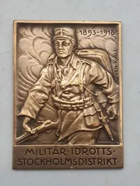 Den Røde Fane-orden & mindeplade fra "Militär-Idrotts Stockholmsdistrikt" (Militær Idræt Stockholmsdistrikt) med årstallene 1893-1918 indgraveret