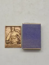 Den Røde Fane-orden & mindeplade fra "Militär-Idrotts Stockholmsdistrikt" (Militær Idræt Stockholmsdistrikt) med årstallene 1893-1918 indgraveret