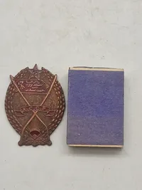 Den Røde Fane-orden & mindeplade fra "Militär-Idrotts Stockholmsdistrikt" (Militær Idræt Stockholmsdistrikt) med årstallene 1893-1918 indgraveret