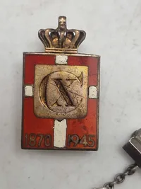 Lot kongemærker, Georg Jensen, sterlingsølv og emalje og ww2 DKB mærke af sølv