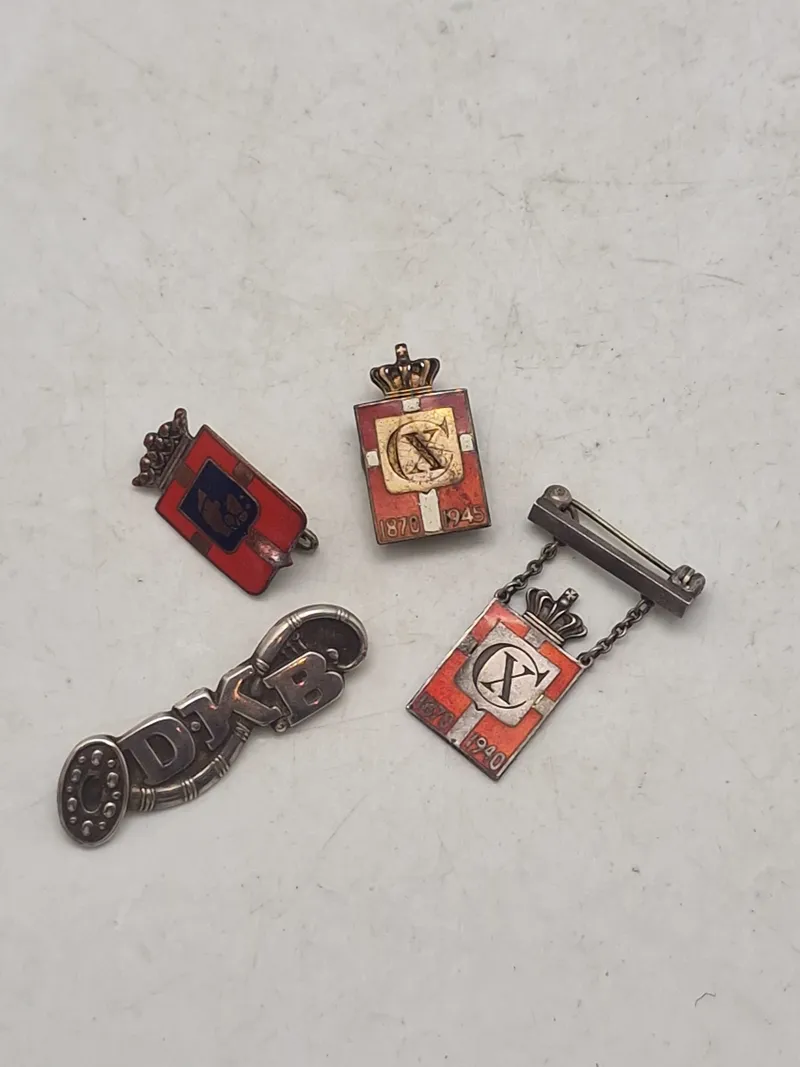 Lot kongemærker, Georg Jensen, sterlingsølv og emalje og ww2 DKB mærke af sølv