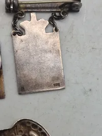 Lot kongemærker, Georg Jensen, sterlingsølv og emalje og ww2 DKB mærke af sølv