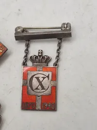 Lot kongemærker, Georg Jensen, sterlingsølv og emalje og ww2 DKB mærke af sølv