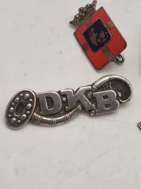 Lot kongemærker, Georg Jensen, sterlingsølv og emalje og ww2 DKB mærke af sølv