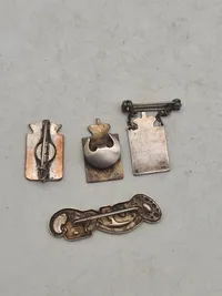 Lot kongemærker, Georg Jensen, sterlingsølv og emalje og ww2 DKB mærke af sølv
