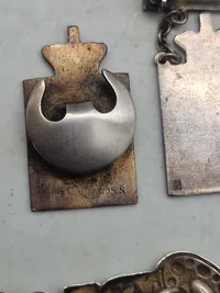 Lot kongemærker, Georg Jensen, sterlingsølv og emalje og ww2 DKB mærke af sølv